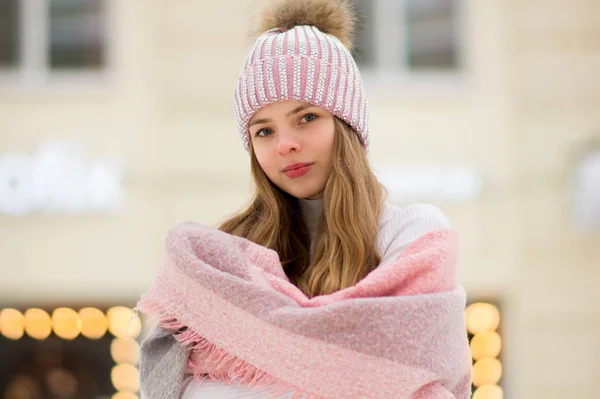 Una Chica Con Una Chaqueta Abrigo Rosa Sombrero Con — Foto de Stock