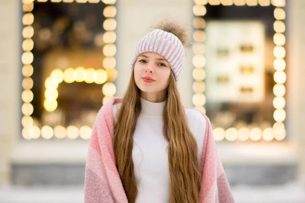 Una Chica Con Una Chaqueta Abrigo Rosa Sombrero Con — Foto de Stock