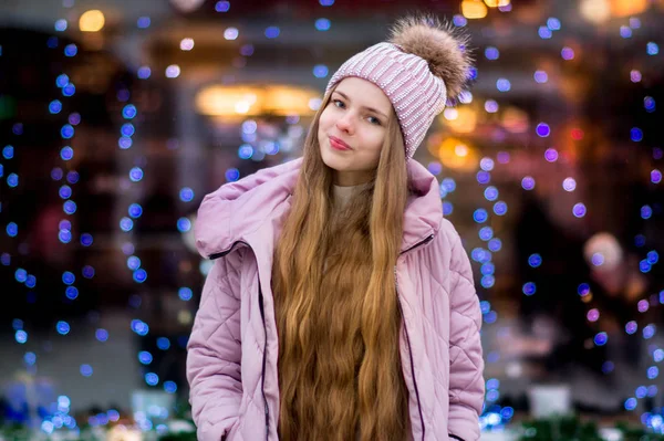 Девушка Розовой Теплой Куртке Шляпе — стоковое фото