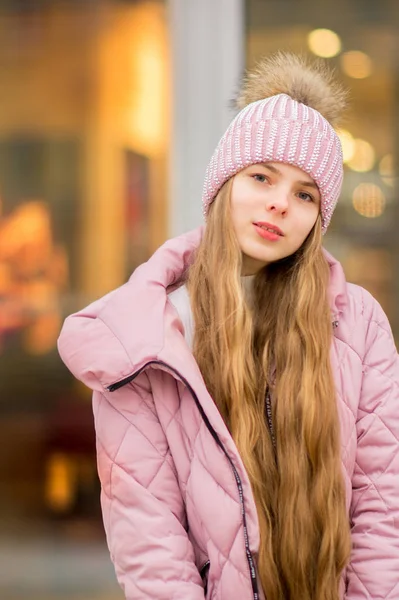 Uma Menina Casaco Quente Rosa Chapéu Com — Fotografia de Stock