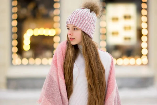 Una Chica Con Una Chaqueta Abrigo Rosa Sombrero Con —  Fotos de Stock