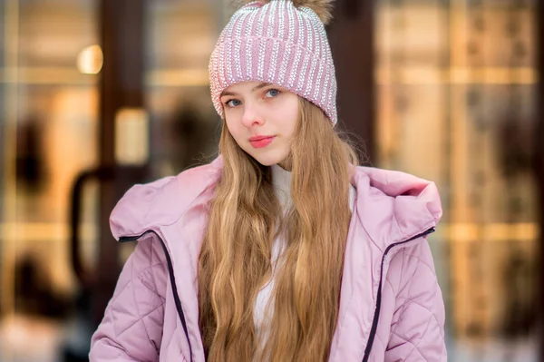 Una Chica Con Una Chaqueta Abrigo Rosa Sombrero Con — Foto de Stock