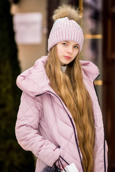 Uma Menina Com Longos Cabelos Loiros Uma Jaqueta Quente Rosa — Fotografia de Stock