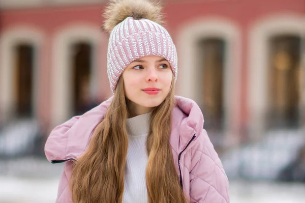 Een Meisje Een Roze Warme Jas Muts Met — Stockfoto