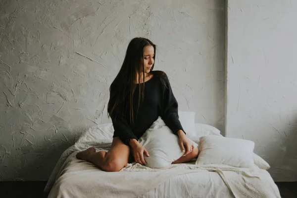 Linda Menina Macia Lingerie Preta Jumper Está Sentado Cama Uma — Fotografia de Stock