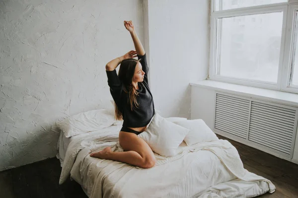 Mooi Mals Meisje Zwarte Lingerie Jumper Zittend Het Bed Stretching — Stockfoto