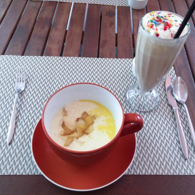 Karamelize armut ve çikolatalı milkshake ile Sütlü yulaf ezmesi lezzetli breakfast