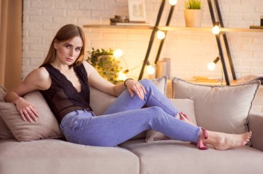 Güzel bir iç kanepede güzel kız.