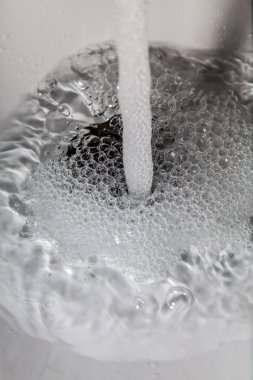 İçme suyu musluk ile kaybı açın.