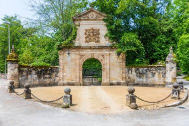 Puente San Miguel, Cantabria, İspanya - 22 Haziran 2018. Taş kapı ile giriş tarihi Bahçe San Miguel Köprüsü - Cantabria, İspanya-Botn aile tarafından işletilen-Banco Santander-.