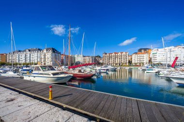 Puerto Chico yelken bağlantı noktası Santander (: Cantabria, Spain). Motor ve Yelkenli tekneler ile eğlence bağlantı noktası. Kısmi kenti.