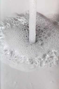 İçme suyu musluk ile kaybı açın.