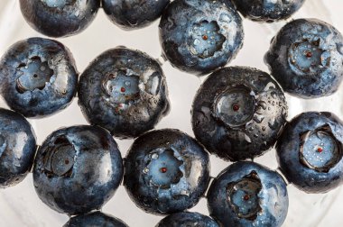 Yaban mersini taze ve çiğ. İzole ve beyaz arka plan üzerinde.