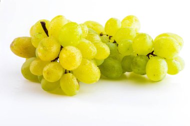 Beyaz üzüm muhteşem demet. Taze, çiğ ve su damlaları. Beyaz arka plan üzerinde izole.