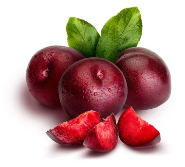 İştah açıcı ve sağlıklı kırmızı erikler, bütün ve resimli bölümler halinde kesilmiş. Erik ağacı yapraklarını da içeriyor. Beyaz arkaplanda izole.