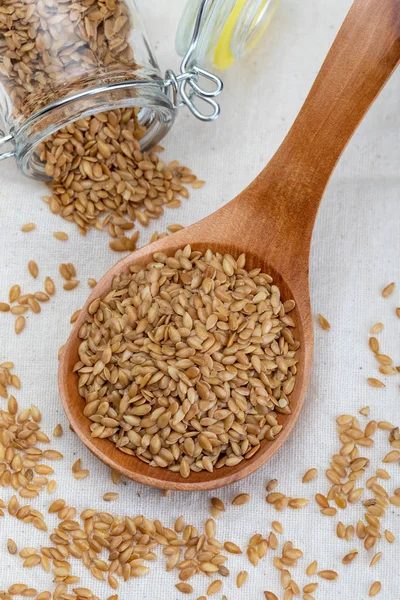 Altın keten tohumu. Hastalıkları önleyen ve tedavi eden organizma için mikro besin değeri vardır. Lifli ve besin değeri zengin (manganez, B1 vitamini ve hepsinden önemlisi, omega-3 yağ asitleri) sağlığa yararlı (deri, kilo kaybı, kolesterol azaltımı), 