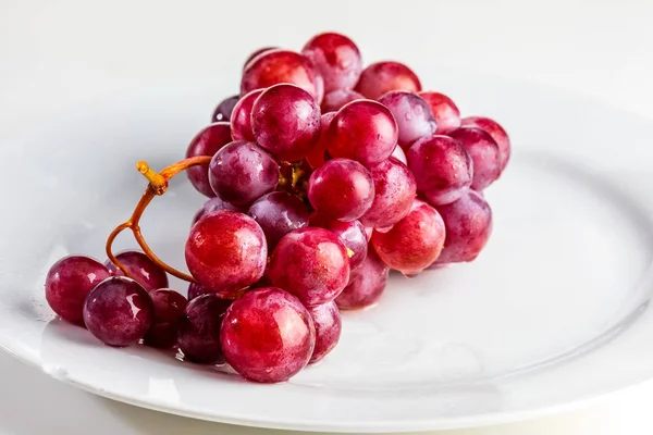 Belo Close Cachos Uvas Vermelhas Tintas Mesa Gotas Frescas Cruas — Fotografia de Stock