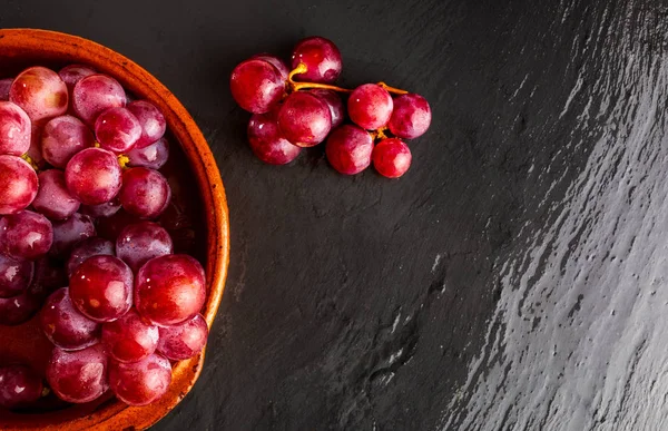 Schöne Nahaufnahme Einer Traube Roter Trauben Tinten Auf Dem Tisch — Stockfoto