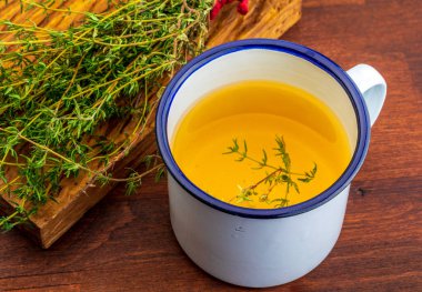 Kekik infüzyonu. Madde Akdeniz yemekleri ve ev çıkar yol iyileşme. 