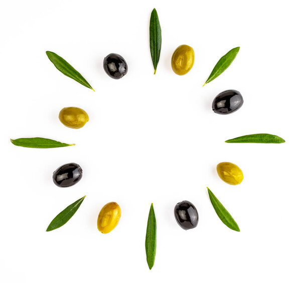 Текстура фона с зелеными и черными оливками и оливковыми листьями. Изолированный на белом фоне. Пространство для размещения вашего текста здесь
.