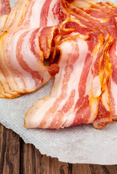 Gros Plan Tranches Appétissantes Bacon Fumé Avec Papier Sulfurisé — Photo