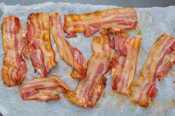 Gros Plan Tranches Appétissantes Bacon Fumé Isolé Sur Fond Blanc — Photo
