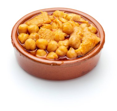 Nohut ile İşkembe (callos) toprak kap içinde. Beyaz arka plan üzerinde izole.