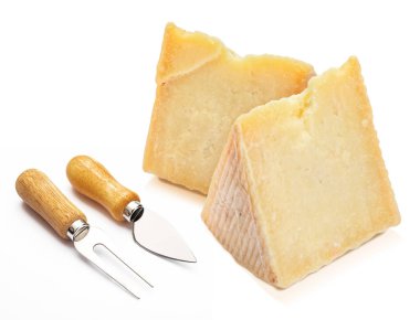Tedavi koyun peyniri (Manchego türü) kama ve çatal bıçak takımı. Beyaz arka plan üzerinde izole.