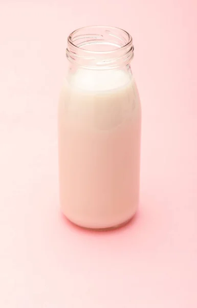 Milch Glasflasche Auf Zartem Hellrosa Hintergrund — Stockfoto