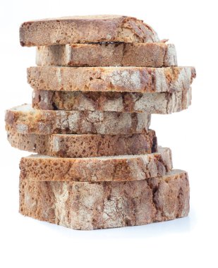 Dilimlenmiş çavdar ekmeği. Beyaz arka plan üzerinde izole.