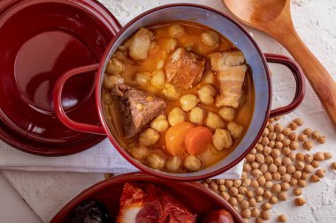 Madrid güveç nohut, et ve sebze (chorizo, kan sosis, jambon, sarımsak, soğan, havuç, Dana eti, tavuk) ev yapımı nohut yahnisi. Tipik İspanyol çanak