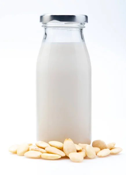 Mandelmilch Glasflasche Enthält Geschälte Mandeln Isolierter Weißer Hintergrund — Stockfoto