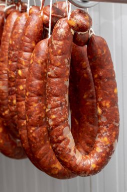 Chorizos tedavi ve dizeleri (sosis asılı)