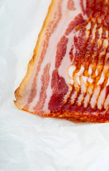Gros Plan Tranches Appétissantes Bacon Fumé Avec Papier Sulfurisé — Photo