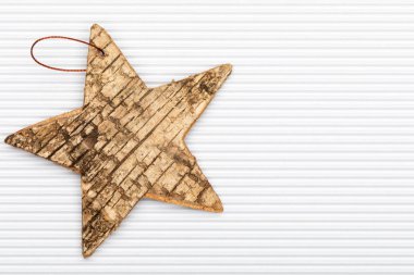Huş kabuğu beyaz oluklu karton arka planda güzel yıldızı. Noel tebrik için hazır.