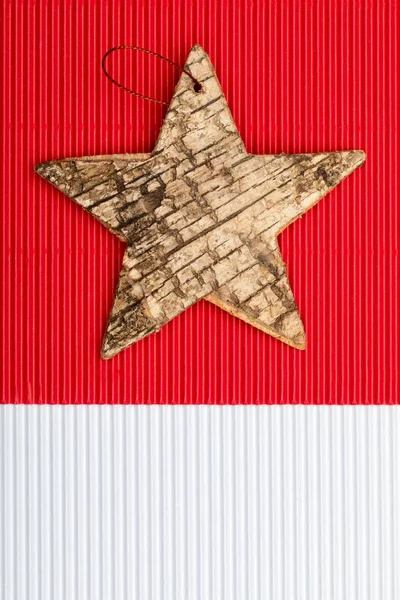 美丽的星星的桦树树皮在白色和红色的瓦楞纸板背景 为圣诞问候做好准备 — 图库照片