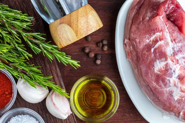 Ruwe Varkenshaasje Klaar Gebraden Met Kruiden Zwarte Peper Olijfolie Knoflook — Stockfoto