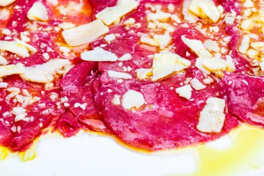 Carpacho öküz. Otlar dilim çok iyi ve terbiyeli zeytinyağı, limon ve portakal suyu, kahvaltilari Reggiano peyniri, kekik ve Provenal çiğ et oyulmuş.