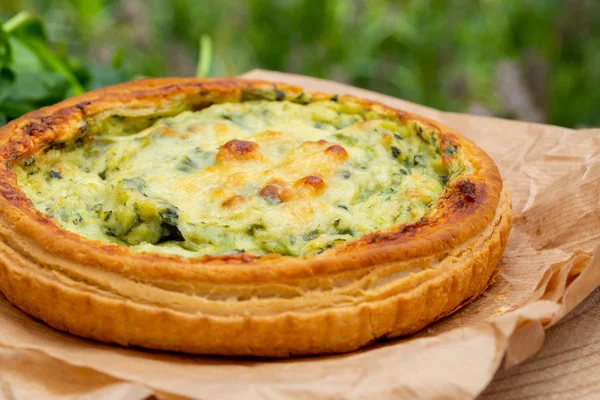 Quiche taze sebze ile Close-up. Ufuk arka plan ile yeşil tonlarda bokeh. Rustik ve ülke yönü.