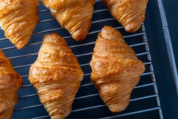 Croissant Burro Prelevati Dal Forno Vassoio Griglia Vista Aerea Alto — Foto Stock