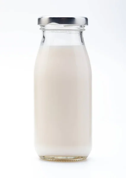 Milch Glasflasche Mit Kappe Isoliert Auf Weißem Hintergrund — Stockfoto