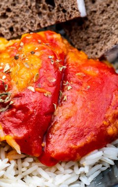 Biberler (del Piquillo) et ya da balıkla doldurulmuş. Kızarmış kırmızı biber ve evde yapılan dolgular. İspanyol yemeği ve Akdeniz diyeti tarifi. Lezzetli sosla ekmek ve beyaz pirinç.