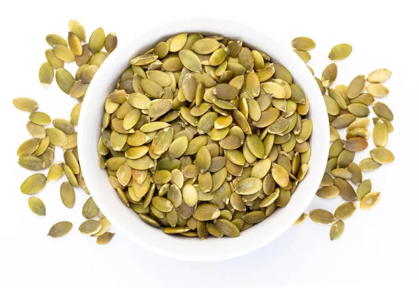 Kabak çekirdeği (soyulmuş tohum) beyaz kase (çeşitli fındık toplama). Beyaz arka plan üzerinde izole.