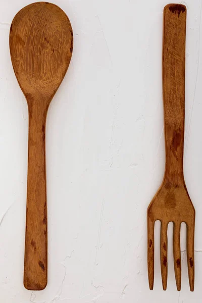 木制勺子和叉子在白色背景与纹理。空间到 — 图库照片