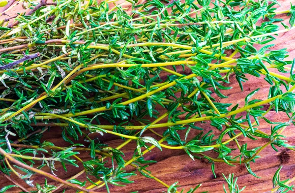 Bouquet of fresh and raw thyme. Ingredient of Mediterranean cuisine. — Stock Photo, Image