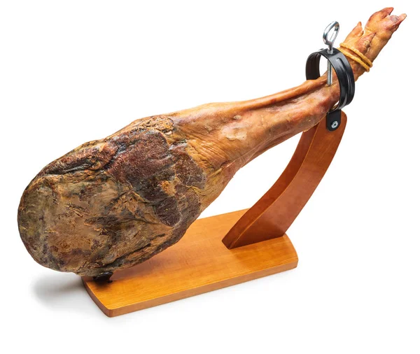 Tüm bacak, ahşap desteği (jamoneror) İspanyol İber serrano jambonu. Beyaz arka plan üzerinde izole.