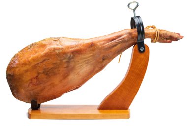 Tüm bacak, ahşap desteği (jamoneror) İspanyol İber serrano jambonu. Beyaz arka plan üzerinde izole.
