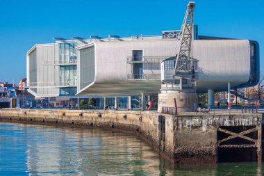 Santander, İspanya - 21 Şubat 2019. Bot n Merkezi (mimar Renzo Piano çalışmalarını) güneşli bir günde. Ön planda, taş vinç.