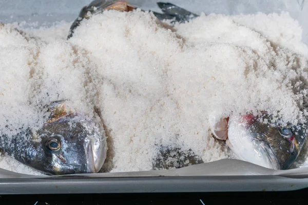 Леща Гилхеда, приготовленные из соли. Запечённая рыба (дорада) ). — стоковое фото