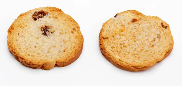 Mini okrągła grzanki z chleba z rodzynkami. 2 jednostki. Na białym tle. — Zdjęcie stockowe